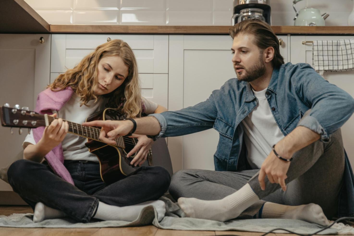 Studierende während einer Ensemble-Probe im Aufnahmestudio